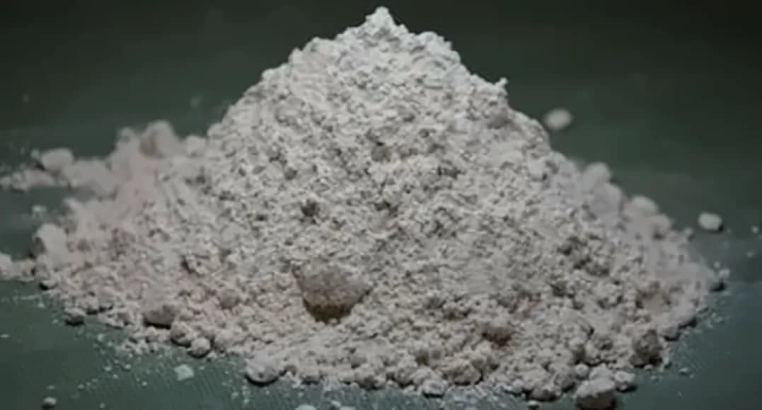 AKT-10 kaolin as a loose powder
